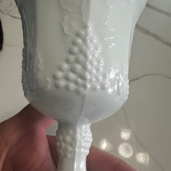 Eight pieces of Antique White Milk Glass Collection. This was all inherited - Picture 9 of 10